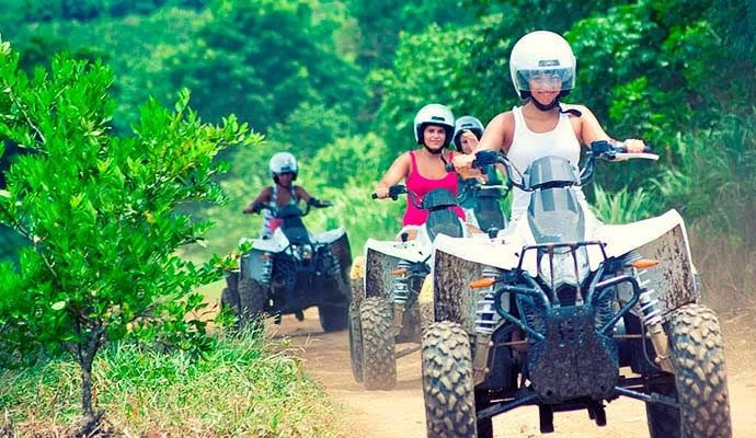 ATV turunda orman patikasında ATV kullanan katılımcılar