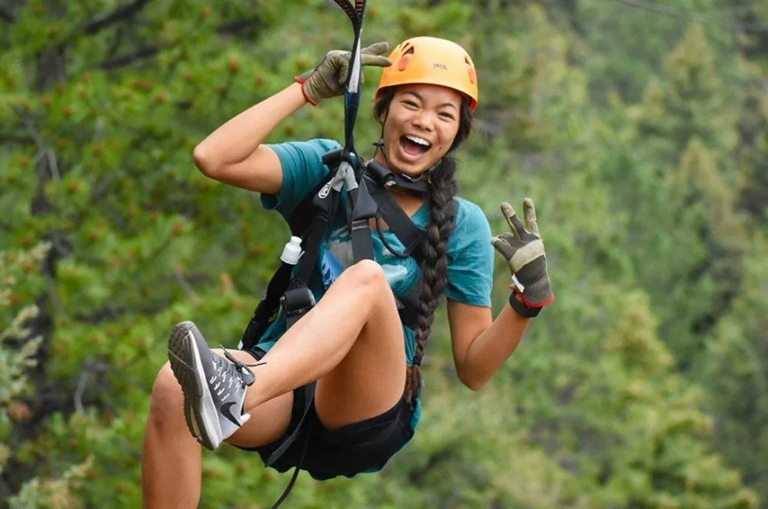Doğada zipline hattında kayan katılımcı